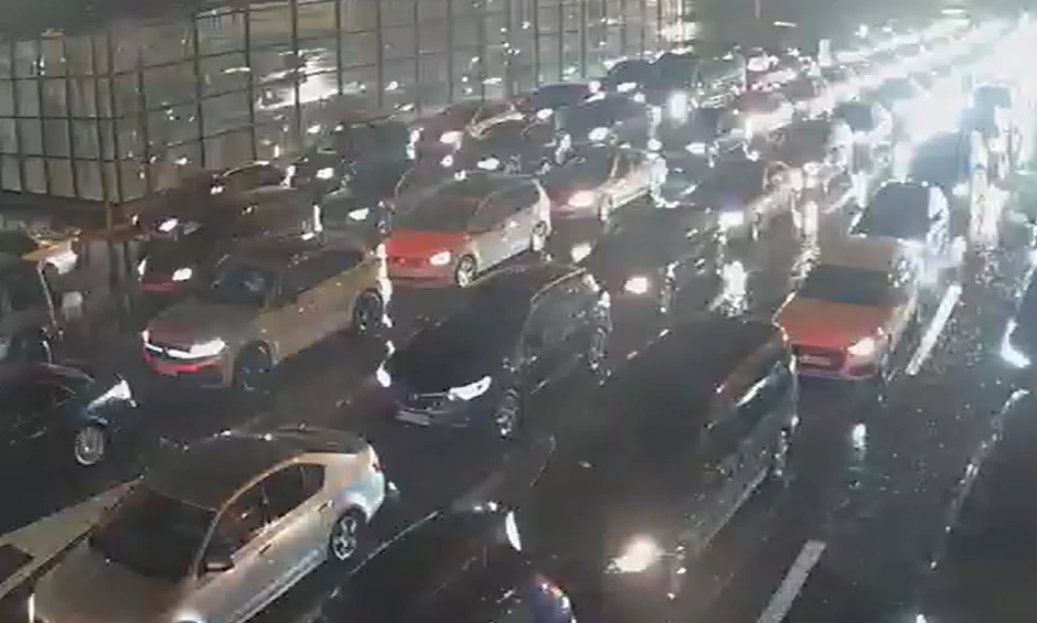 Sinoć su zabeležene neverovatne gužve na granicama 