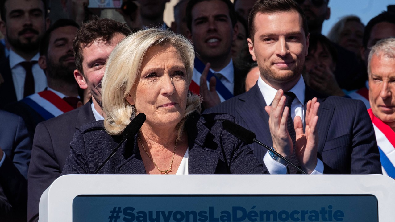 Marine Le Pen z mocnym poparciem. Jest jednak opcja rezerwowa na wybory