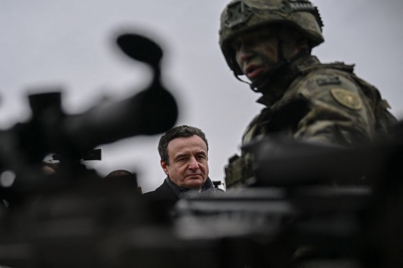 PRIŠTINA NABAVLJA "CRNE JASTREBOVE" OD AMERIKE Ministar odbrane tzv. Kosova spomenuo i Srbiju: "Moramo da preduzmemo mere!"