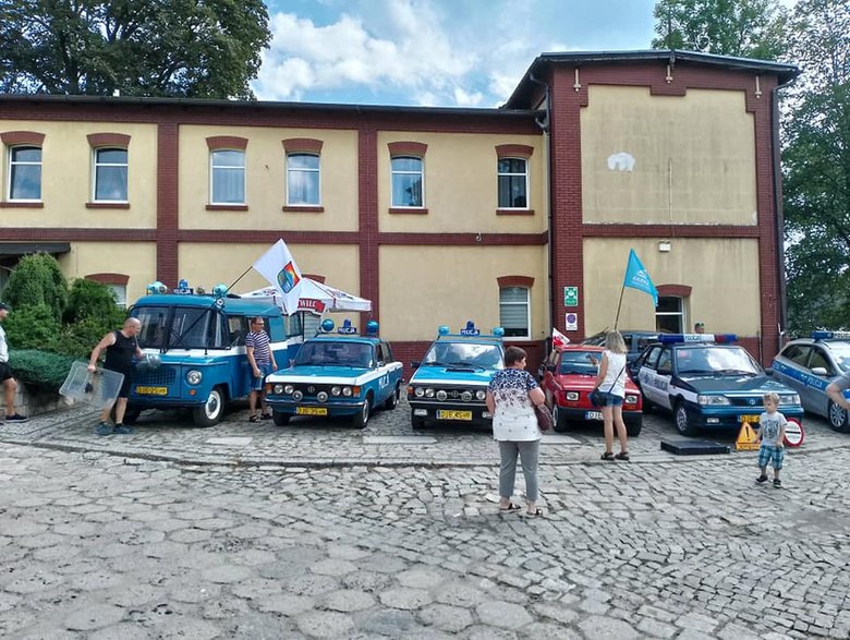 Milicyjne i policyjne radiowozy z PRLu i RP