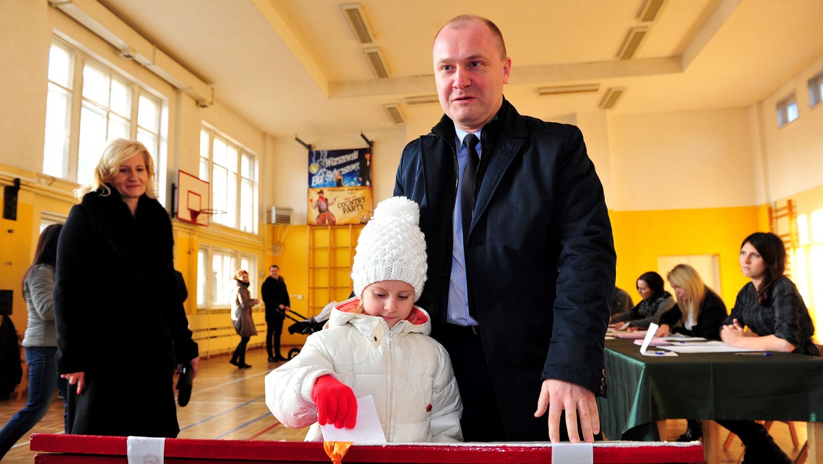 Piotr Krzystek wygrał wybory na prezydenta Szczecina, uzyskując 71,93 proc. głosów - podała Miejska Komisja Wyborcza, po podliczeniu głosów ze 100 proc. komisji. Pokonał niezależną kandydatkę Małgorzatę Jacynę-Witt, które zdobyła 28,07 proc. poparcia.