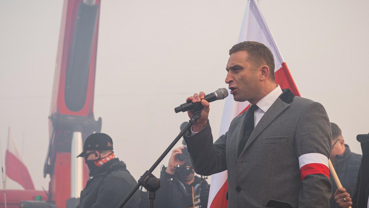 Robert Bąkiewicz podczas Marszu Niepodległości w 2021 r.