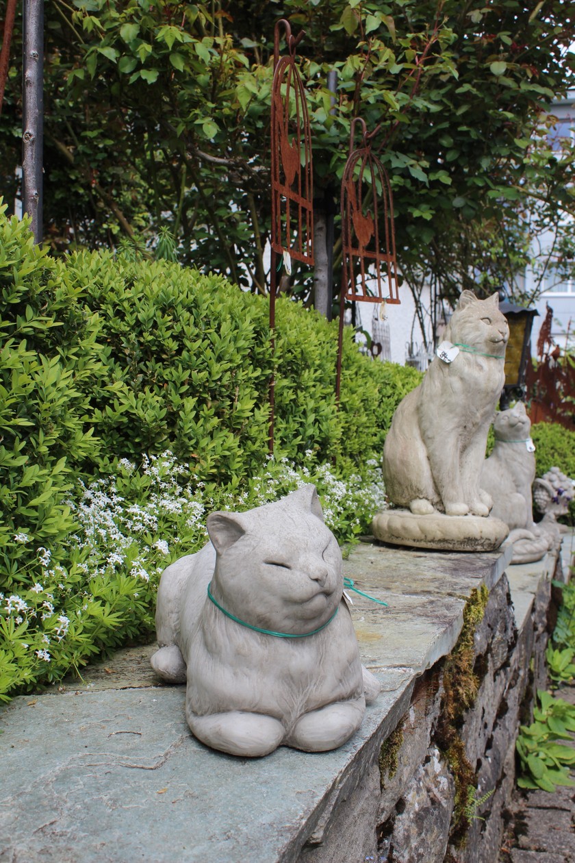 Dans la boutique de Margrit, les visiteurs peuvent acheter des cartes postales mais aussi des figurines en pierre reconstituée ou en métal rouillé.