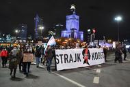 Uczestniczy protestu w Warszawie po opublikowaniu w Dzienniku Ustaw wyroku TK ws. aborcji.
