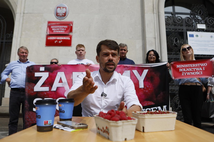 Michał Kołodziejczak lider Agrounii zorganizował protest plantatorów malin przed resortem rolnictwa