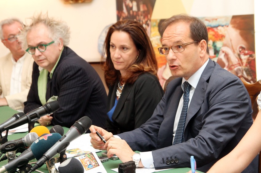 Ivan Tasovac, Tijana Palkovljević Bugarski i Đuzepe Manco danas u Ambasadi Italije na predstavljanju izložbe "Srpske ikone između tradicije i modernosti. Paralele"