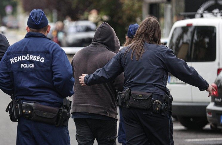 Rendőrök kísérik kihallgatásra a sokkos állapotba került, a balesetben részes sofőrt  Fotó: Zsolnai Pétert