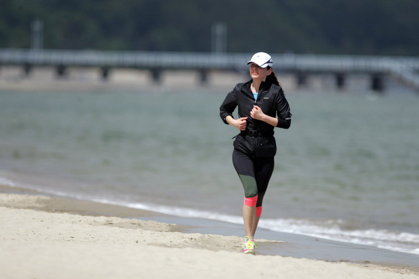 Paulina Sykut-Jeżyna biegnie po plaży