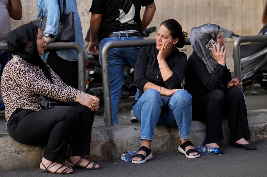 Porodice povređenih u eksplozijama pejdžera u Libanu u Američkoj univerzitetskoj bolnici u Bejrutu 18. septembra