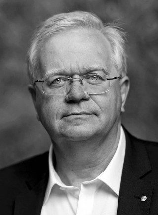 Brian Schmidt, astrofizyk, laureat Nagrody Nobla w 2011 r. za „odkrycie przyspieszającej ekspansji Wszechświata poprzez obserwacje odległych supernowych”. Od lat zaangażowany w popularyzację nauki oraz podnoszenie świadomości społecznej dotyczącej zmian klimatu