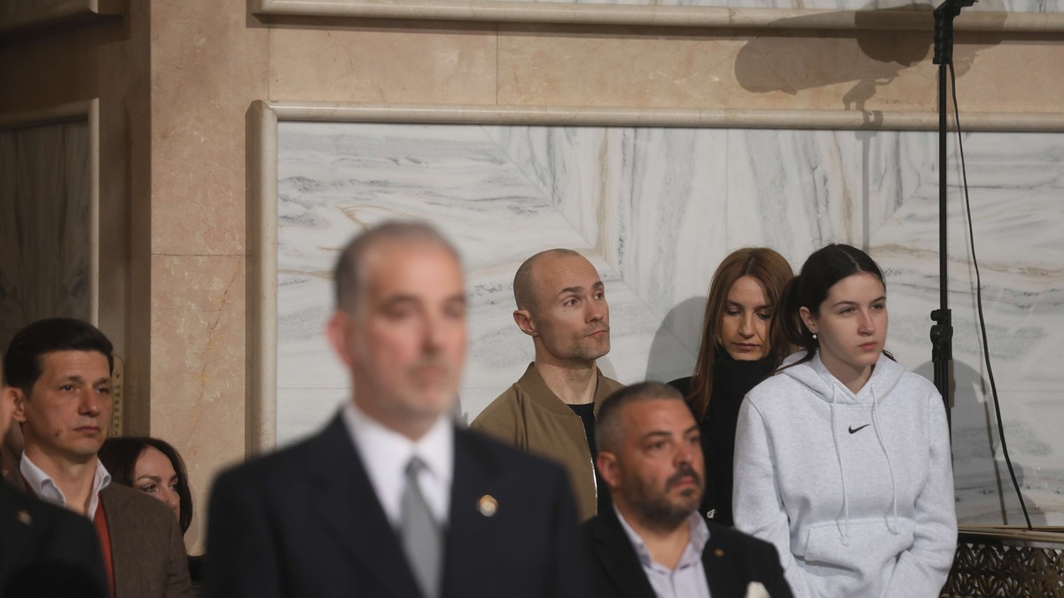 (FOTO) ALEKSANDAR SOFRONIJEVIĆ NA PONOĆNOJ USKRŠNJOJ LITURGIJI Izveo ženu Kosanu i ćerku Taru iz porodilišta, pa se pričestio u Hramu Svetog Save