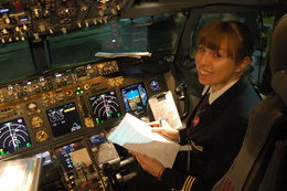Jedna z najmłodszych kobiet pilotów w PLL LOT opowiada o karierze za sterami