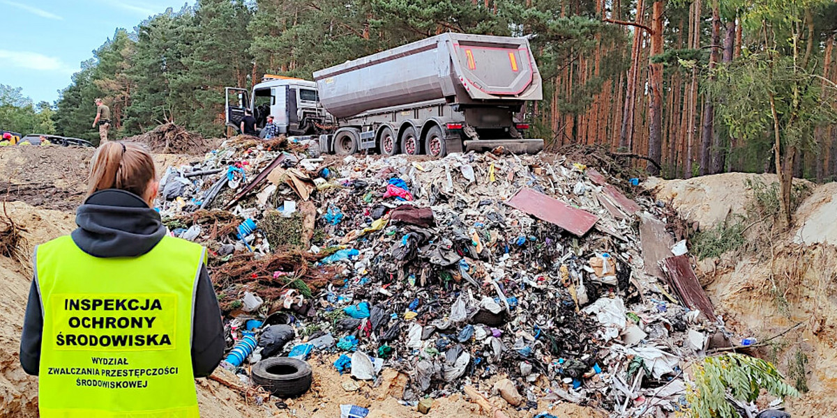 Inspektorzy Wydziału Zwalczania Przestępczości Środowiskowej wraz z policją ujawnili nielegalny zrzut odpadów w gminie Wołów.