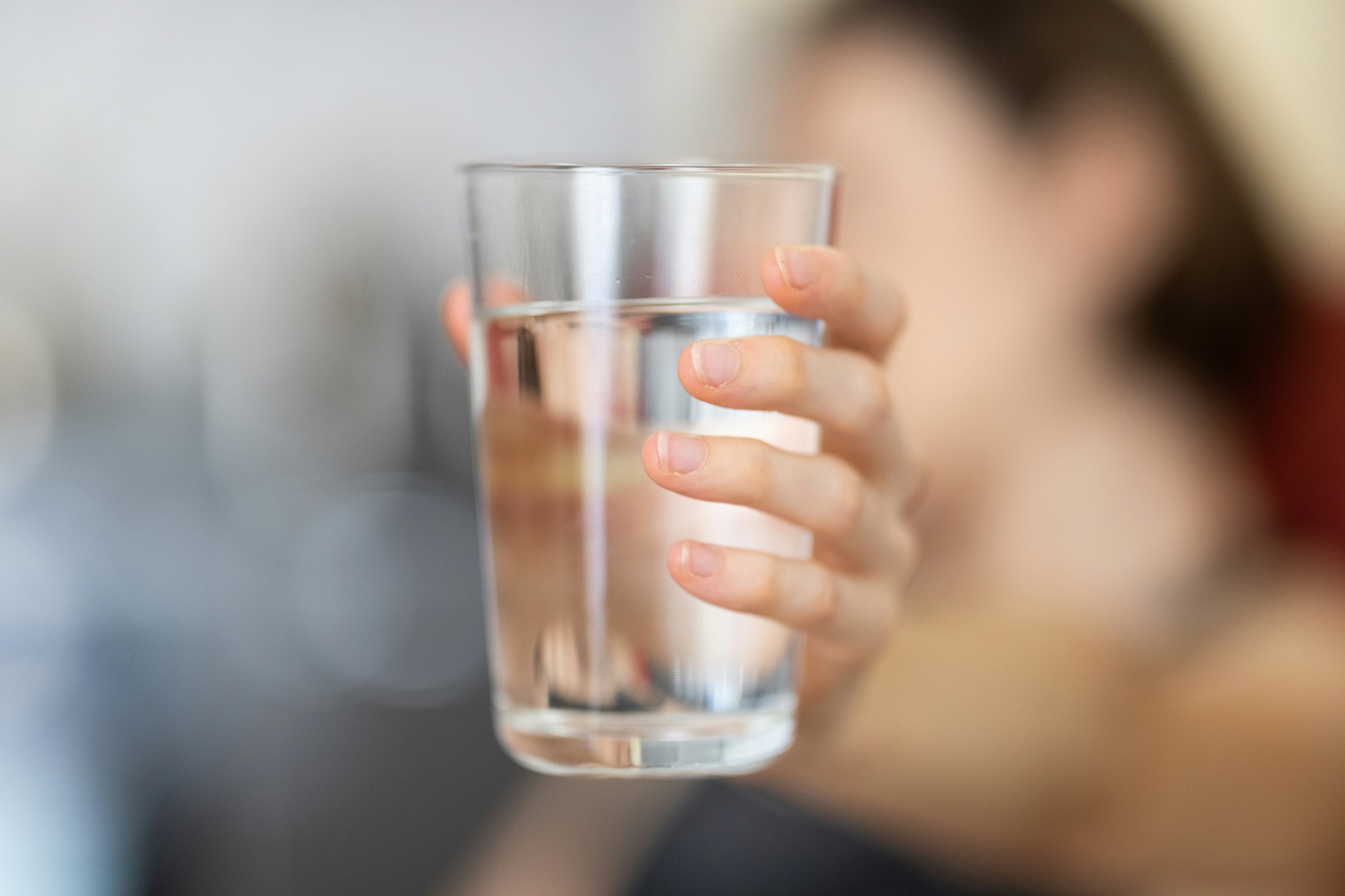 Striedanie pohára alkoholu s pohárom vody prináša viacero výhod.