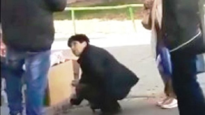 Bakica skuplja bademe po ulici