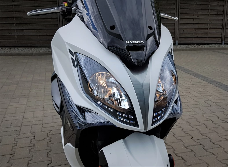 Kymco Xciting 400i - lampy z przodu