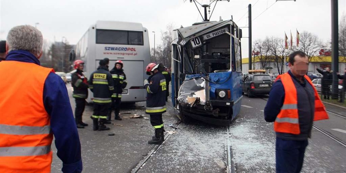 YPADEK AUTOKR ZDERZYL SIE Z TRAMWAJEM NA RONDZIE MATECZNYM KRAKOW