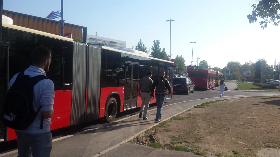 Sa jedne na drugu stranu Save samo peške