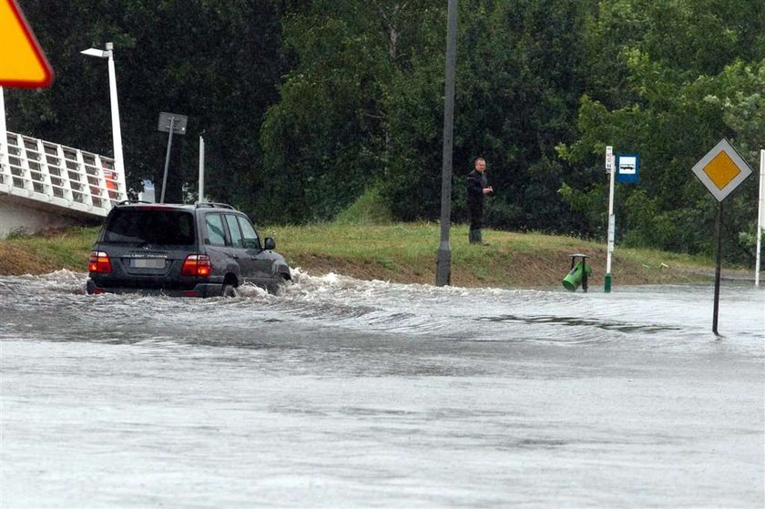 Poznań zalany. Samochody zatopine. FOTO