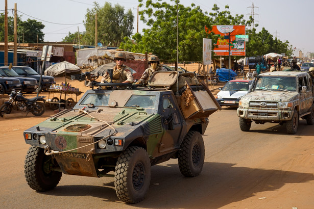 Francuscy żołnierze opuszczają Niger