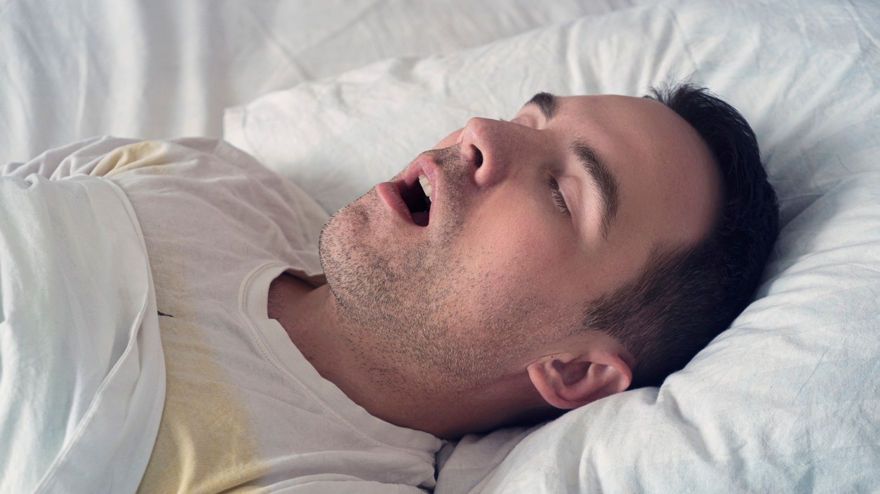 Ak máte problém s chrápaním, mali by ste to riešiť. (ilustračné foto)