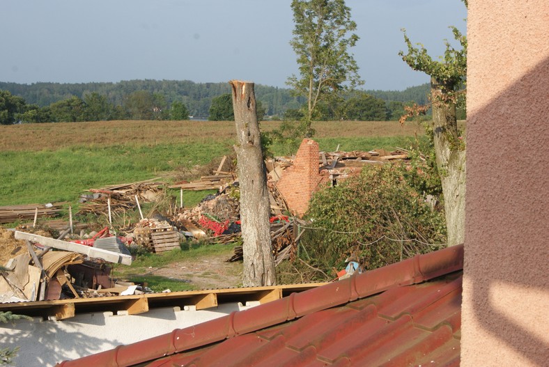 Dzień po przejściu trąby powietrznej