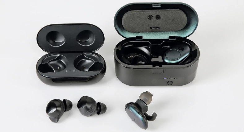 Galaxy Buds i ich etui transportowe w porównaniu ze Skullcandy są maleńkie