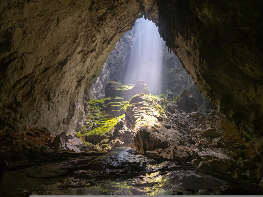 Hang Son Doong vo Vietname je najväčšou jaskyňou na svete.