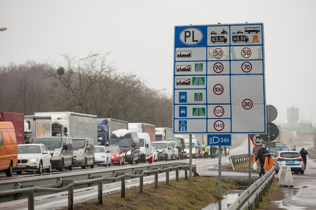 Ciężarówki zablokowane na granicy z Polską będą przewożone koleją