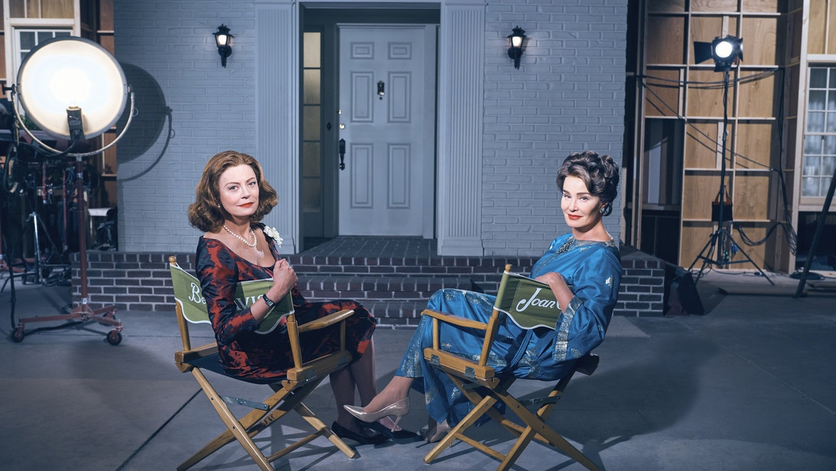 Już 6 kwietnia na FOX odbędzie się premiera serialu "Konflikt: Bette i Joan" ("Feud: Bette and Joan"). To kolejna po "American Horror Story" i "American Crime Story: Sprawa O.J. Simpsona", doceniona przez krytyków i widownię, produkcja Ryana Murphy’ego. Składający się z 8 odcinków pierwszy sezon opowiada o jednym z najsłynniejszych konfliktów w dziejach Ameryki pomiędzy gwiazdami złotej ery Hollywood – Bette Davis i Joan Crawford – który miał miejsce się za kulisami pracy nad filmem "Co się zdarzyło Baby Jane?".