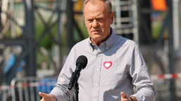 donald tusk zaliczył zabawną wpadkę. nagranie z samolotu robi furorę w