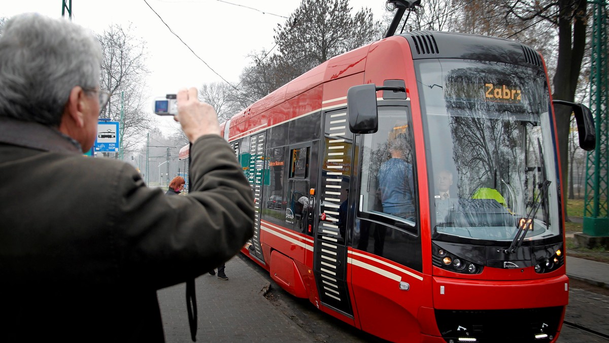 Plany zakupu nowych tramwajów dla Krakowa mogą lec w gruzach. Jeśli w ciągu kilku tygodni nie znajdą się unijne pieniądze na ten projekt, MPK nie podpisze umowy z producentem, bydgoską PESĄ.