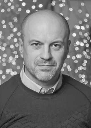 Maksym Butczenko, ukraiński pisarz i dziennikarz związany z miesięcznikiem „NV”, wicedyrektor Instytutu Badań Strategicznych i Bezpieczeństwa. W tym roku ukazała się jego książka „Ostriw HUR. Tajemnyci, operaciji, wijna” (Wyspa HUR. Tajemnice, operacje, wojna)