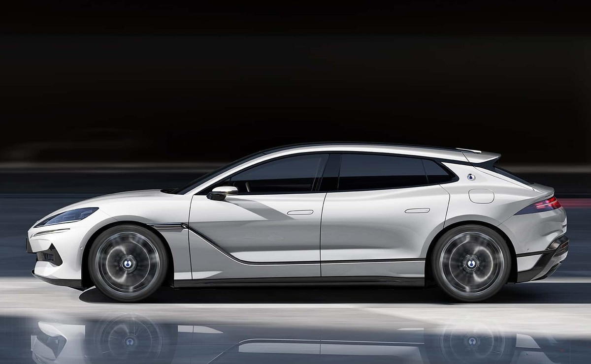 Denza Z9GT o sportowej sylwetce shooting brake z boku. Dynamiczna linia dachu, duże felgi