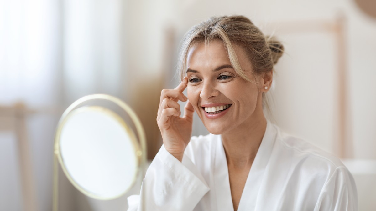 Ulje šipka topi bore kao sneg, posvetljuje kožu i vraća joj porcelanski sjaj 