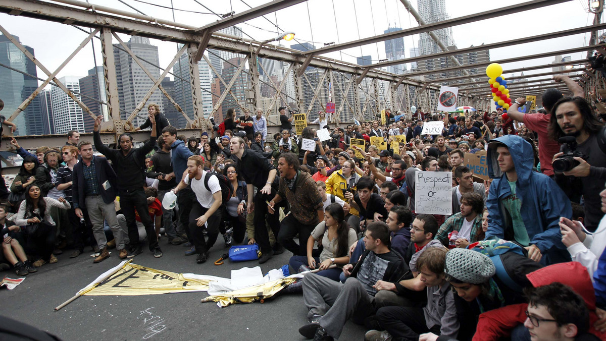Policja rozpędziła w sobotę na nowojorskim Moście Brooklińskim demonstrację przeciwko rosnącej biedzie oraz chciwości i władzy banków. Ponad 700 uczestników protestu w Nowym Jorku zostało aresztowanych wczoraj wieczorem, głównie pod zarzutem blokowania ruchu.