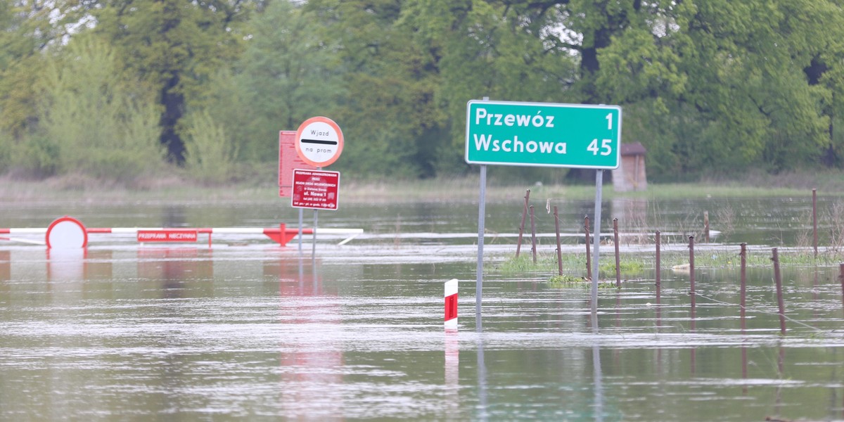 Wody w Odrze niebezpiecznie przybywa. IMG ostrzega