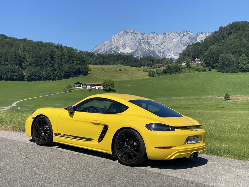 Porsche 718 Cayman T (982c, 2022 r.) – podróż w Alpy