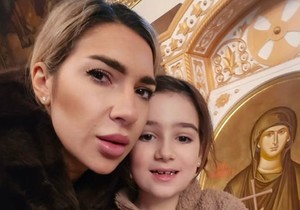 Jovana Jeremić sa ćerkom Leom na pričestu