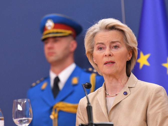 Ursula fon der Lajen stigla u Srbiju, za susret sa predsednikom igrala na sigurnu modnu kartu