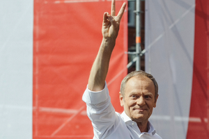 Donald Tusk przemawia na placu Zamkowym w Warszawie, 4 czerwca 2023 r.