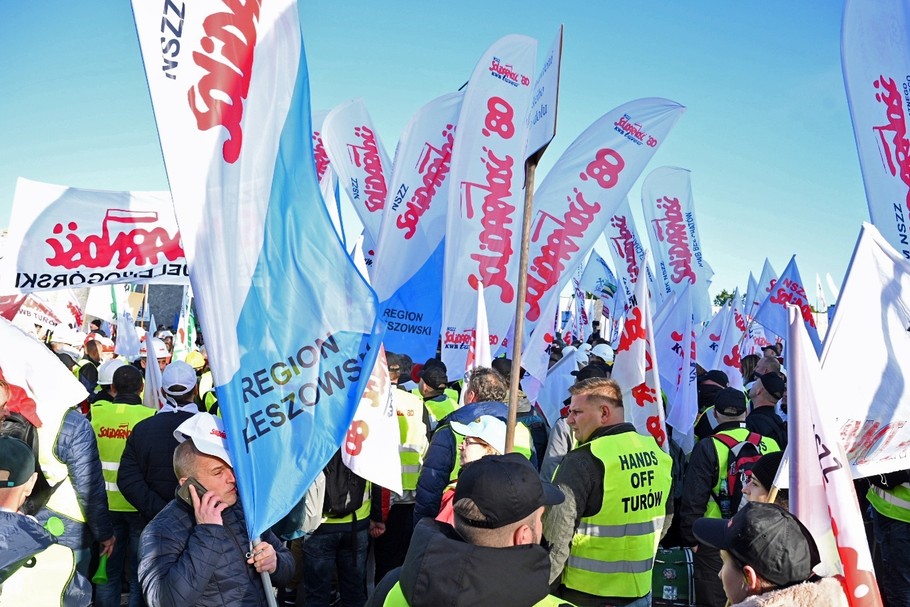 Związkowcy z PGG żądają podwyżek jeszcze w 2021 roku. Ich zdaniem przeciętna pensja w kopalniach grupy powinna wynosić 8,2 tys. zł brutto. Na zdjęciu demonstracja związkowców górniczej Solidarności w obronie kopalni Turów. Luksemburg, 22 listopada 2021 r.