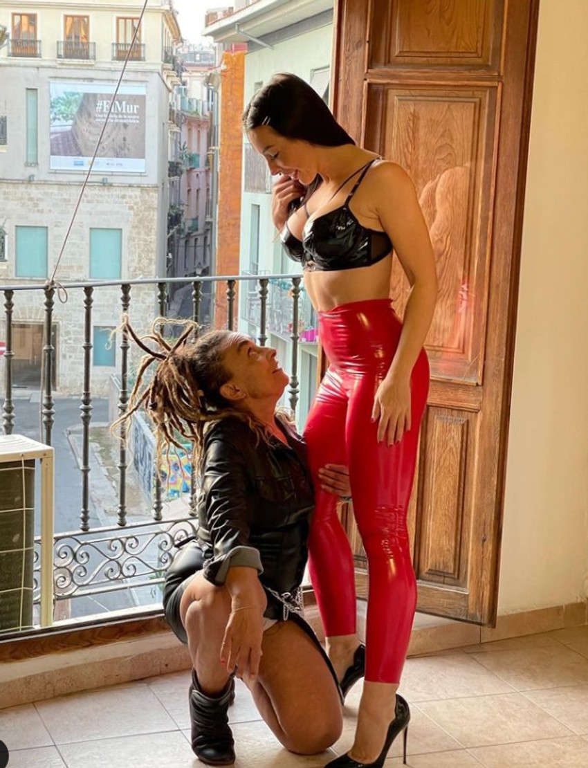 Majka i ćerka zajedno na mreži za odrasle