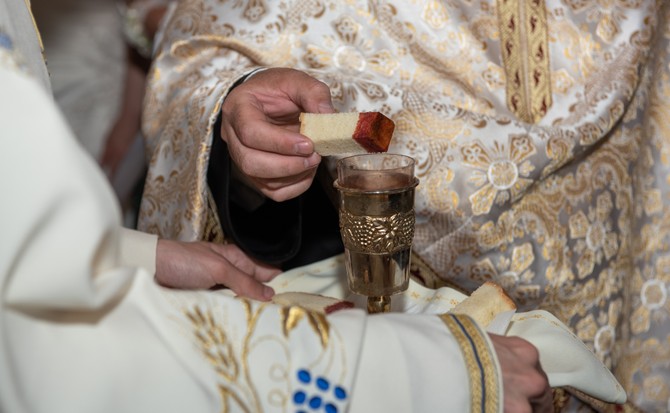 Svetoj čaši treba pristupati pobožno, sa rukama prekrštenim na grudima