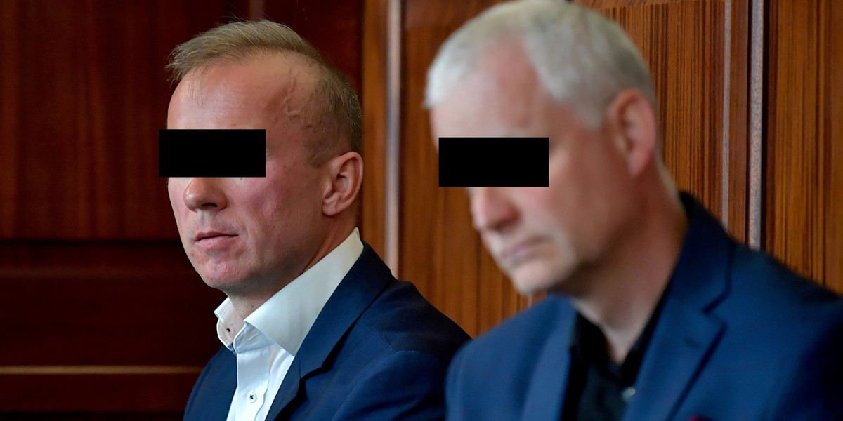 Oskarżeni Piotr B. (P) i Jerzy G. (L) na sali Sądu Okręgowego we Wrocławiu.