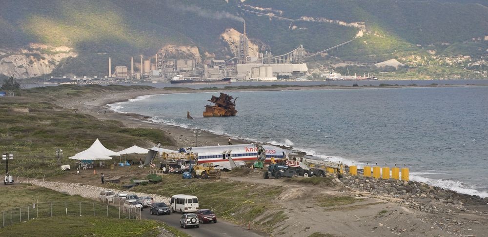 Karaibska wyspa, podobnie jak wiele innych wyspiarskich państw tego regionu, wpisuje się w niechlubny ranking najmniej bezpiecznych państw świata. Współczynnik zabójstw w 2012 roku kształtował się ma poziomie 39,3 na 100 tys. mieszkańców. 70 proc. zabójstw dokonano przy użyciu broni palnej, 19 proc. – przy użyciu ostrych narzędzi. 84 proc. wszystkich zabójstw miało podłoże związane z działalnością kryminalną. Na zdj. Kingston - stolica Jamajki