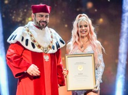 Doda gwiazdą ważnego wydarzenia uczelnianego. Dopasowanie wyglądu do okoliczności umiarkowane... FOTO