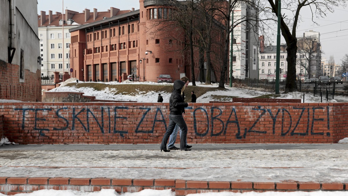 Błękitne pasy nawiązujące do ubioru więźnia Auschwitz proponuje malować na ścianach i ubraniach Rafał Betlejewski, performer znany m.in. z akcji "Tęsknię za Tobą, Żydzie" i "Płonie stodoła". Chce w ten sposób uczcić przypadający 27 stycznia Międzynarodowy Dzień Pamięci o Holokauście.