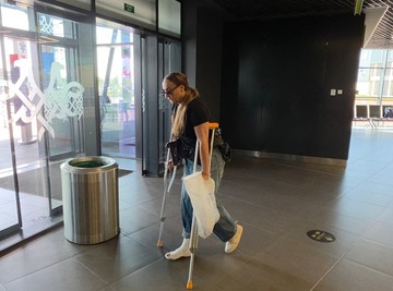 GOGA SEKULIĆ HODA NA ŠTAKAMA, A NOGA JOJ JE U GIPSU: Nikola Rokvić joj nosi torbu na aerodromu, Dragana Mirković joj odmah prišla! (Foto + Video)