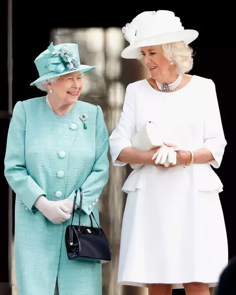 Królowa sygnalizowała torebką rozmaite potrzeby. Na zdj. Elżbieta II z ówczesną księżną Camillą, 2019 r.